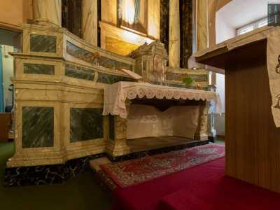 Alla base dell�ara c�� invece lo spazio rettangolare che ospitava le reliquie di Santa Colomba
